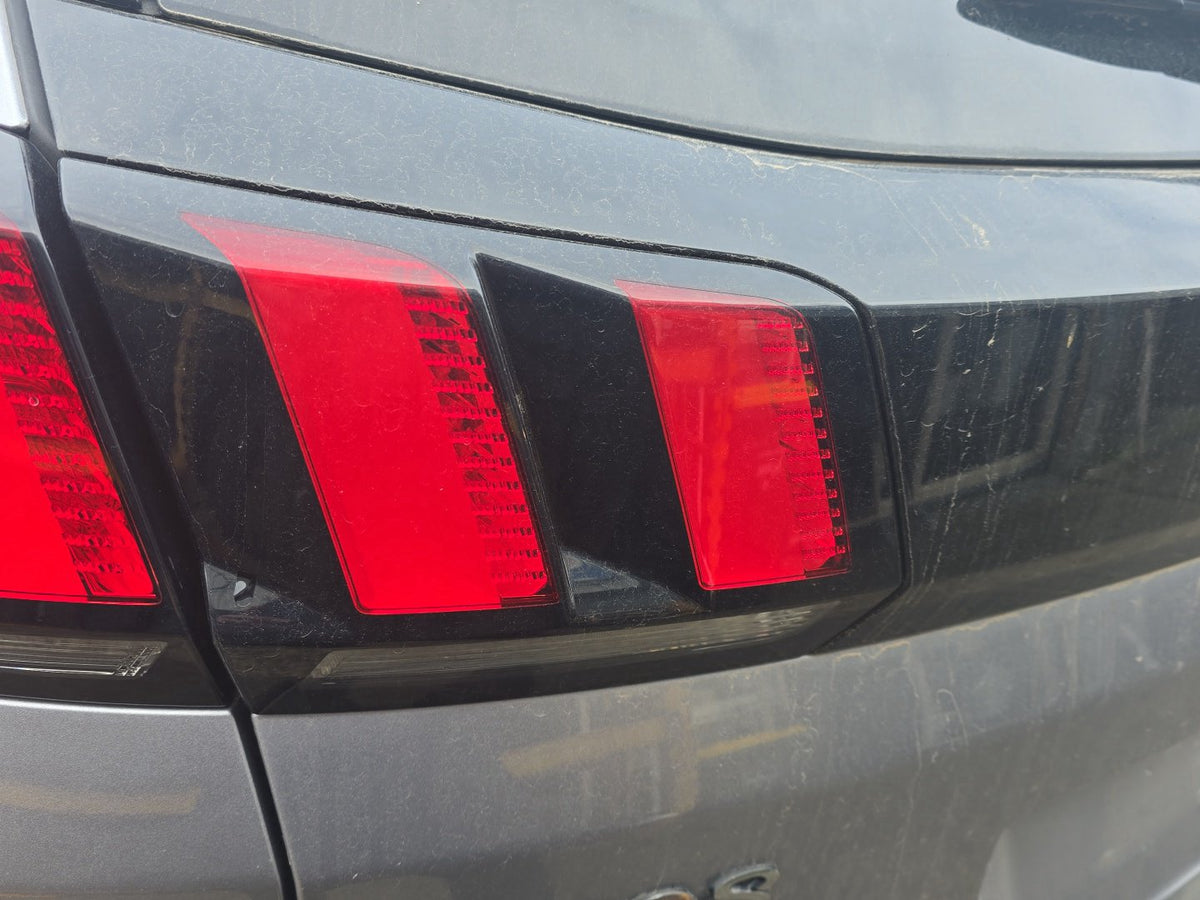 2017 Peugeot 3008 P84 - - Left Tailgate Light