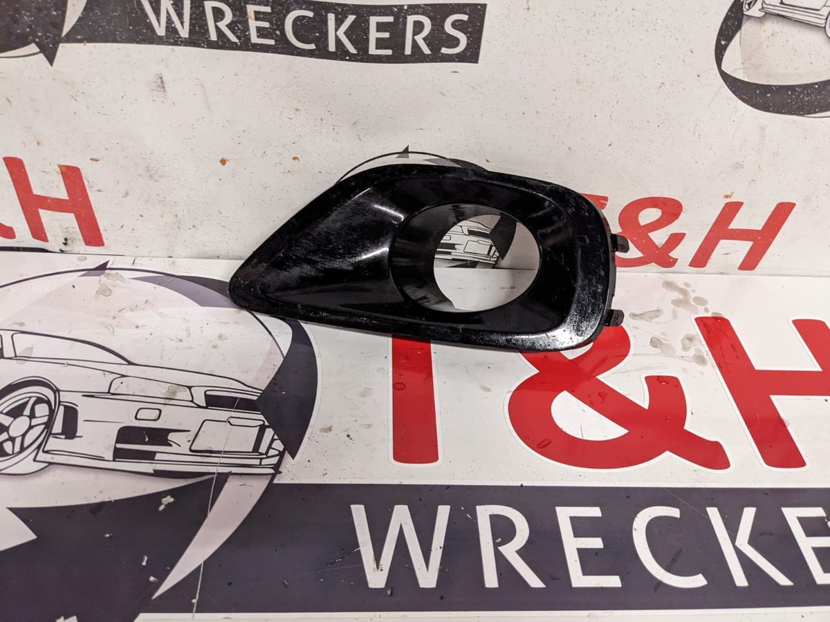 2003-2006 Subaru Liberty - Right Fog Light Cover